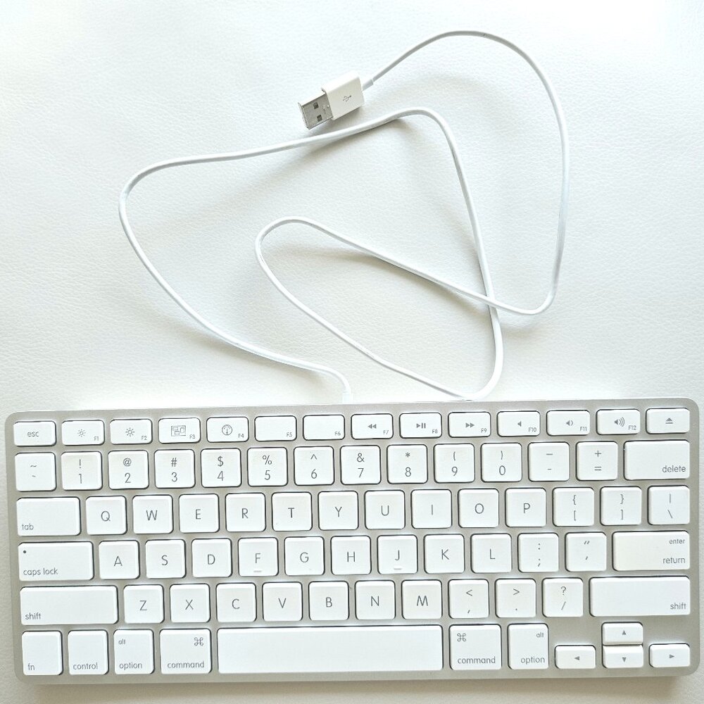 Apple Wired Compact Keyboard A1242 White 2 USB Ports (Very Good Condition)